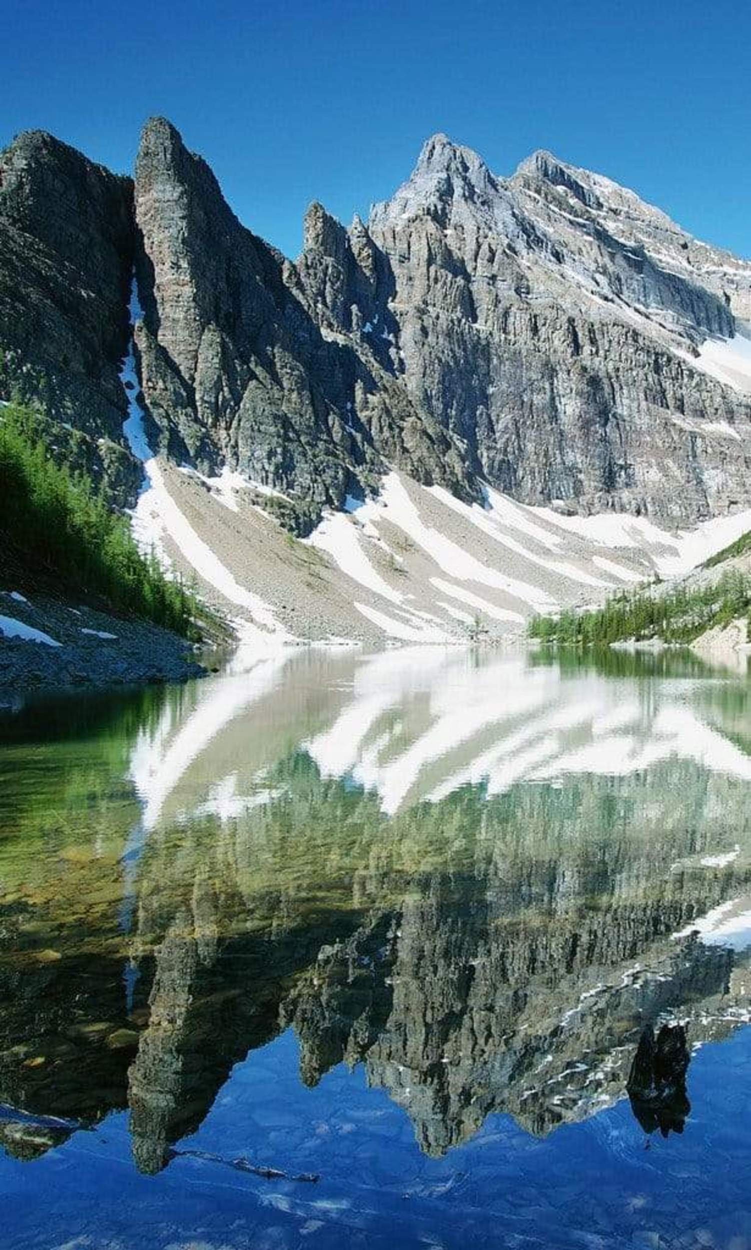 Fotobehang - Lake Agnes 150x250cm - Vliesbehang 1 Fotobehang - Lake Agnes 150x250cm - Vliesbehang