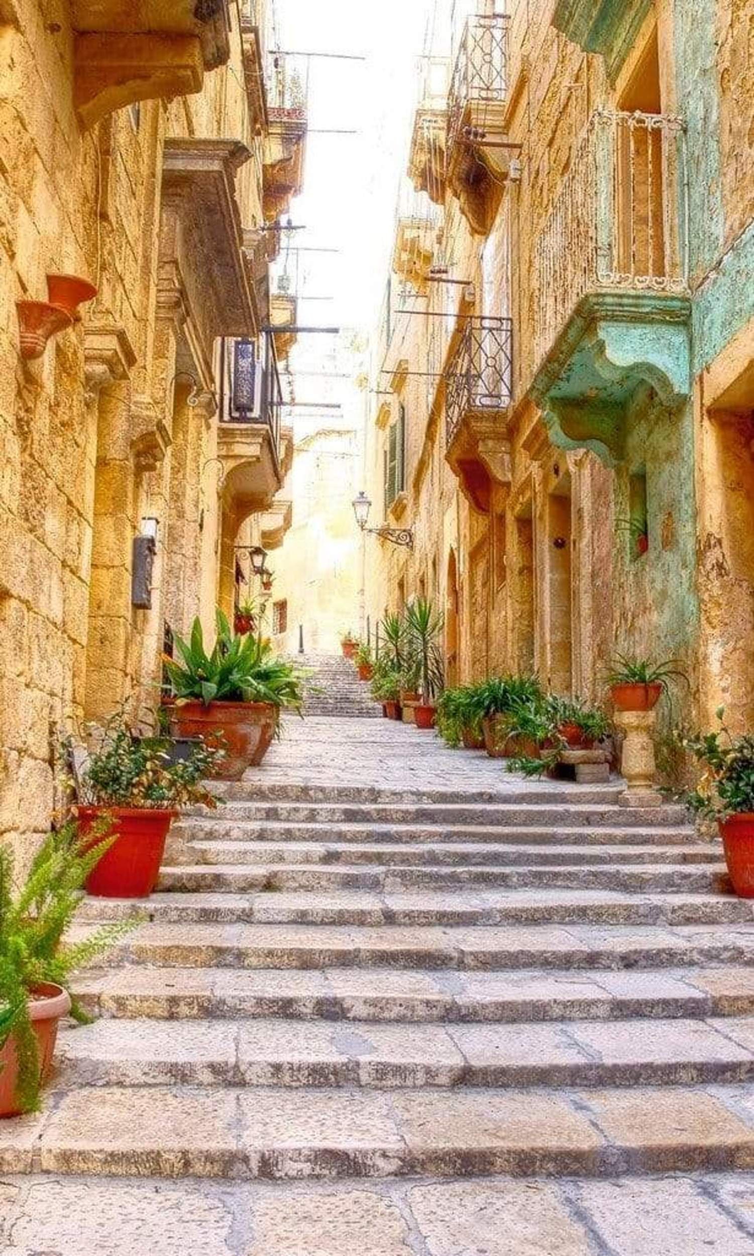 Fotobehang - Narrow Street 150x250cm - Vliesbehang 1 Fotobehang - Narrow Street 150x250cm - Vliesbehang